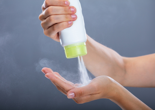 talcum powder in womens hands